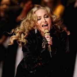 Madonna îmbrăcată în negru în timpul unui concert