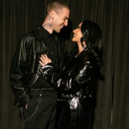 Demi Lovato și logodnicul ei îmbrăcați în ținute negre