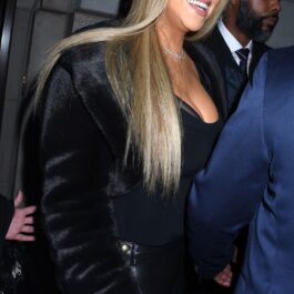 Mariah Carey a susținut un concert de Crăciun la New York. Rochia roșie pe care a purtat-o i-a scos în evidență silueta perfectă