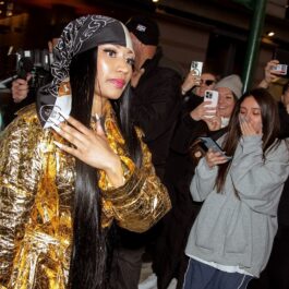 Nicki Minaj îmbrăcată într-o ținută strălucitoare