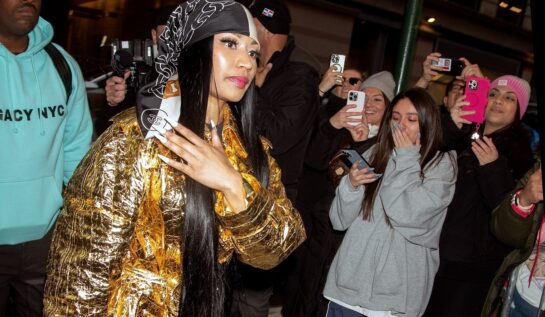 Nicki Minaj a fost văzută purtând trei ținute diferite la ultima ei apariție în New York. Vedeta a participat la emisiunea „The Late Show with Stephen Colbert”
