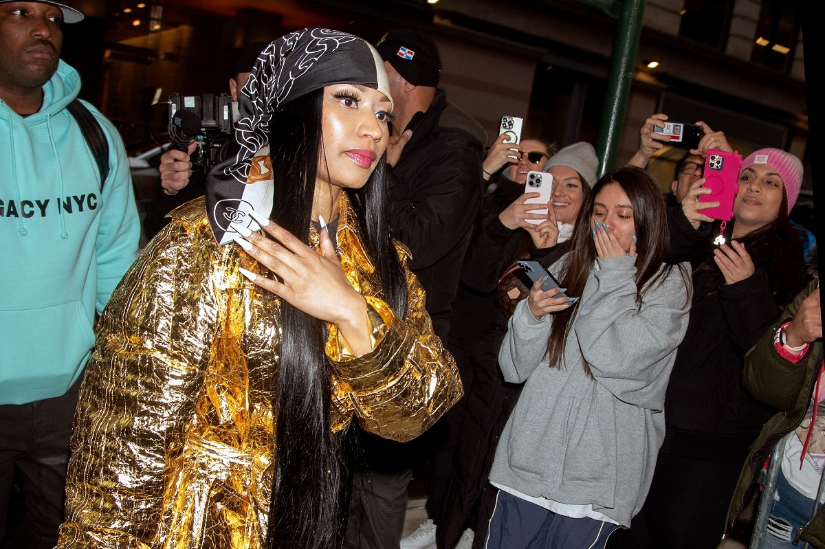 Nicki Minaj a fost văzută purtând trei ținute diferite la ultima ei apariție în New York. Vedeta a participat la emisiunea The Late Show with Stephen Colbert