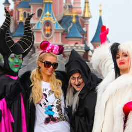 Paris Hilton și-a dus băiețelul la Disneyland de Crăciun. Aici ea a pozat cu unele dintre cele mai iubite vedete Disney
