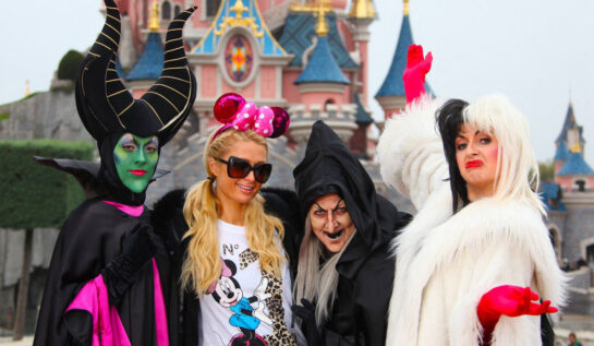 Paris Hilton și-a dus băiețelul la Disneyland de Crăciun. Cum arată micul Phoenix în vârstă de numai 11 luni