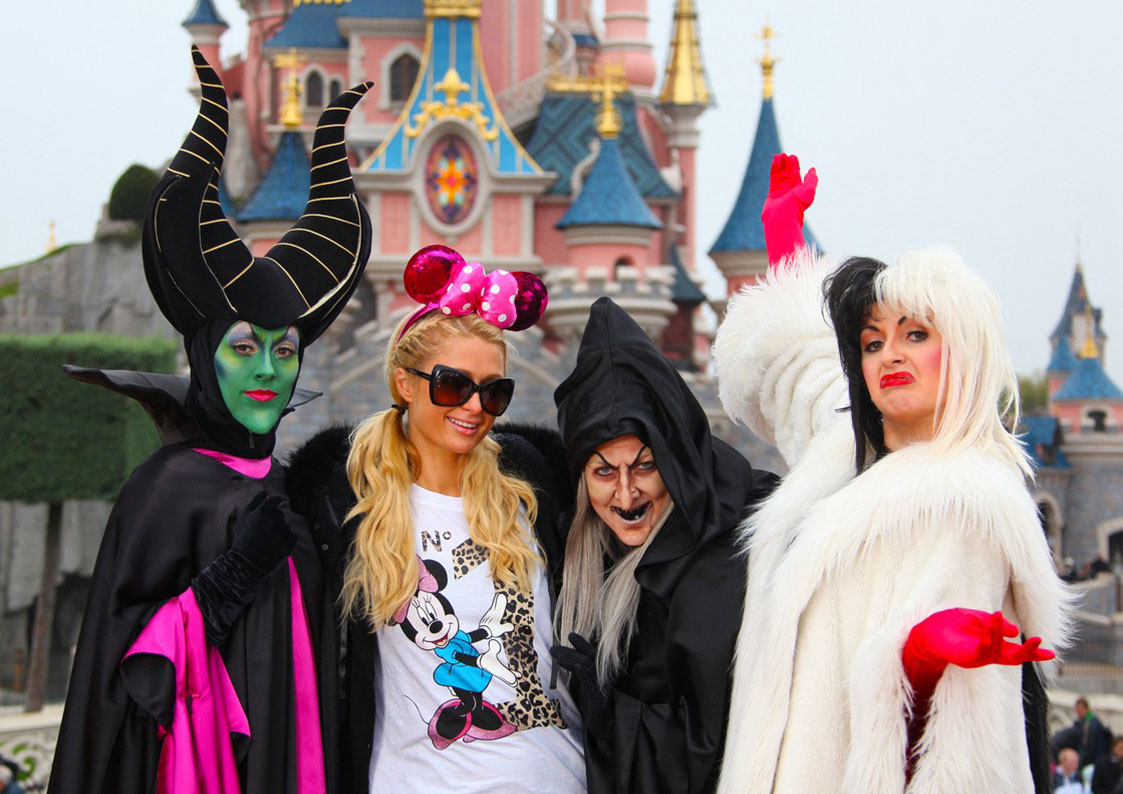 Paris Hilton și-a dus băiețelul la Disneyland de Crăciun. Cum arată micul Phoenix în vârstă de numai 11 luni