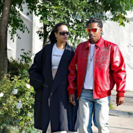 Rihanna și A$AP Rocky au spus adio problemelor din ultima perioadă. Ei au ieșit împreună. Ea poartă o haină lungă neagră, iar el o geacă de piele roșie