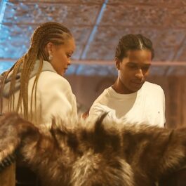 Rihanna și A$AP Rocky îmbrăcați în alb în timp ce se află într-un magazin