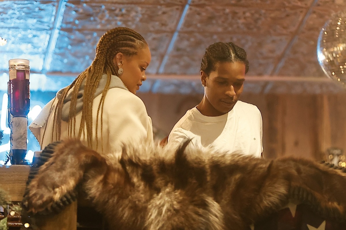 Rihanna și A$AP Rocky îmbrăcați în alb în timp ce se află într-un magazin