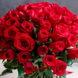 Un buchet imens de trandafiri roșii