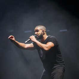 Drake îmbrăcat în negru în timp ce cântă