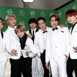 Membrii trupei BTS îmbrăcați în costume albe