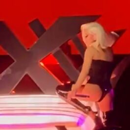 Christina Aguilera purtând o ținută sexy și strălucitoare de culoare neagră în timpul unui concert