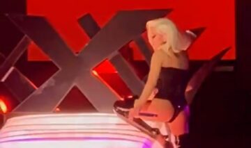 Christina Aguilera purtând o ținută sexy și strălucitoare de culoare neagră în timpul unui concert