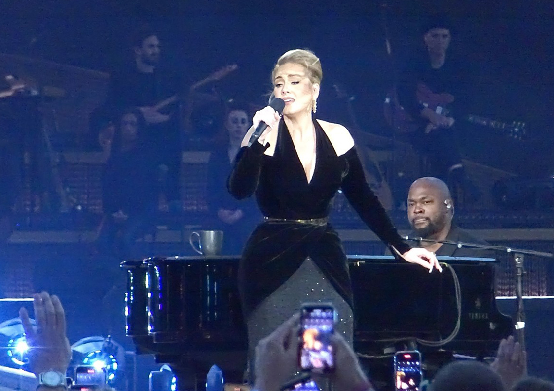 Adele anunță o reluare a turneelor. Aici este pe scenă în Marea Britanie