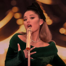 Ariana Grande a lansat un nou single. Aici susține un concert și poartă o rochie verde din catifea