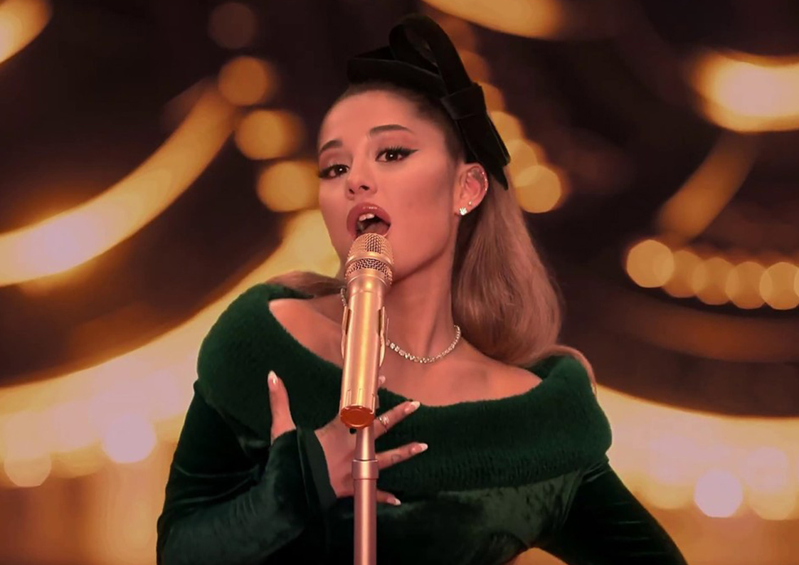 Ariana Grande a lansat un nou single. Aici susține un concert și poartă o rochie verde din catifea