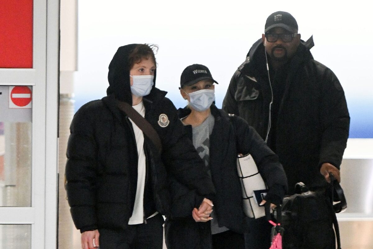 Ariana Grande și Ethan Slater au fost văzuți în timp ce se țineau de mână în aeroportul din New York. Cei doi au fost însoțiți de Touluse, câinele artistei
