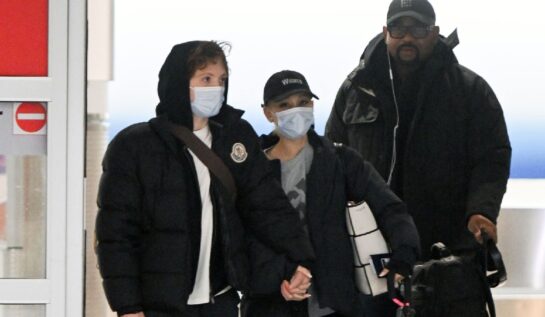 Ariana Grande și Ethan Slater au fost văzuți în timp ce se țineau de mână în aeroportul din New York. Cei doi au fost însoțiți de Touluse, câinele artistei