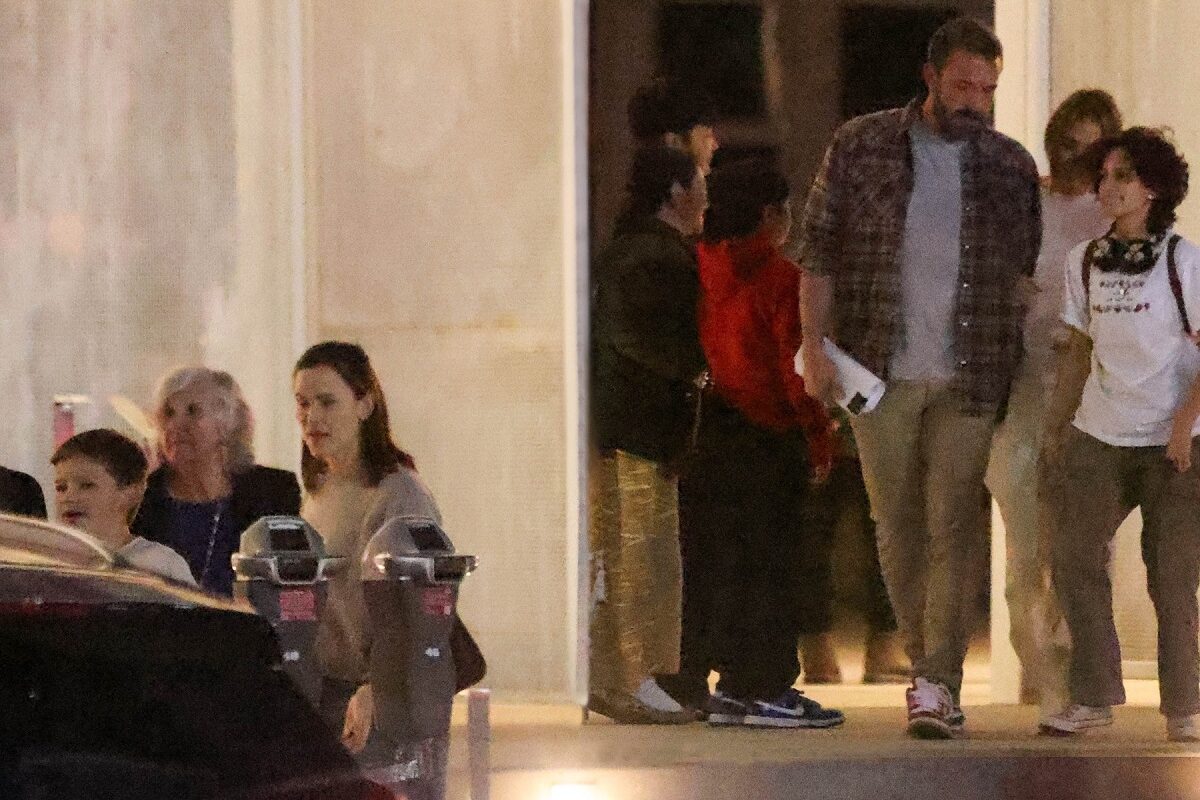 Ben Affleck îmbrăcat casual alături de Jennifer Lopez și Jennifer Garner și copiii lor