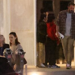 Ben Affleck îmbrăcat casual alături de Jennifer Lopez și Jennifer Garner și copiii lor