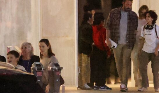 Ben Affleck a fost văzut în oraș împreună cu Jennifer Lopez și Jennifer Garner. Vedetele au petrecut seara alături de copii
