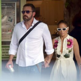 Ben Affleck și Jennifer Lopez îmbrăcați casual și ținându-se de mână în timpul unei plimbări