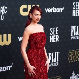 Dua Lipa a îmbrăcat o rochie roșie la Premiile Critics Choice Awards. Ea a făcut o ședință foto neplanificată pe covorul roșu