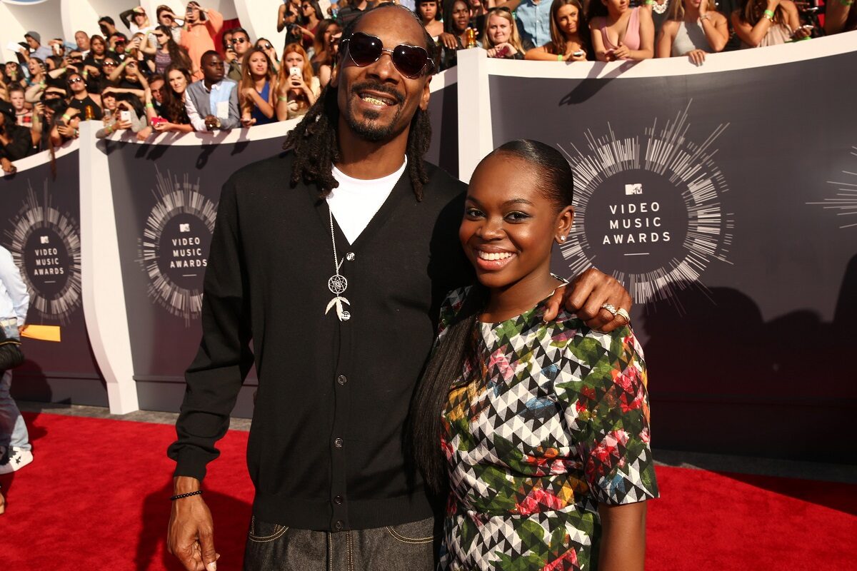 Snoop Dogg și fiica lui îmbrăcați casual pentru un eveniment