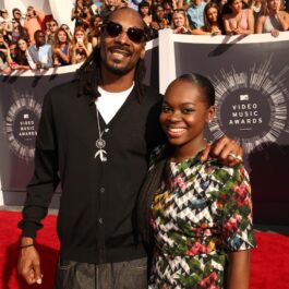 Snoop Dogg și fiica lui îmbrăcați casual pentru un eveniment