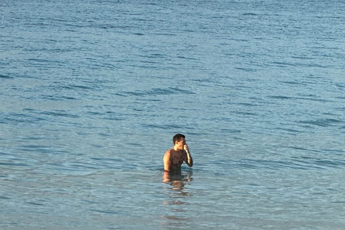 Harry Styles la bustul gol în timp ce se bălăcește în mare