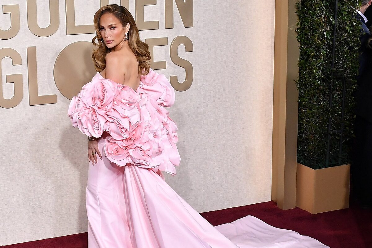 Jennifer Lopez îmbrăcată într-o rochie lungă roz cu ornamente în formă de trandafiri