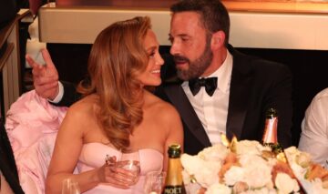 Jennifer Lopez și Ben Affleck îmbrăcați elegant în timp ce discută și servesc șampanie