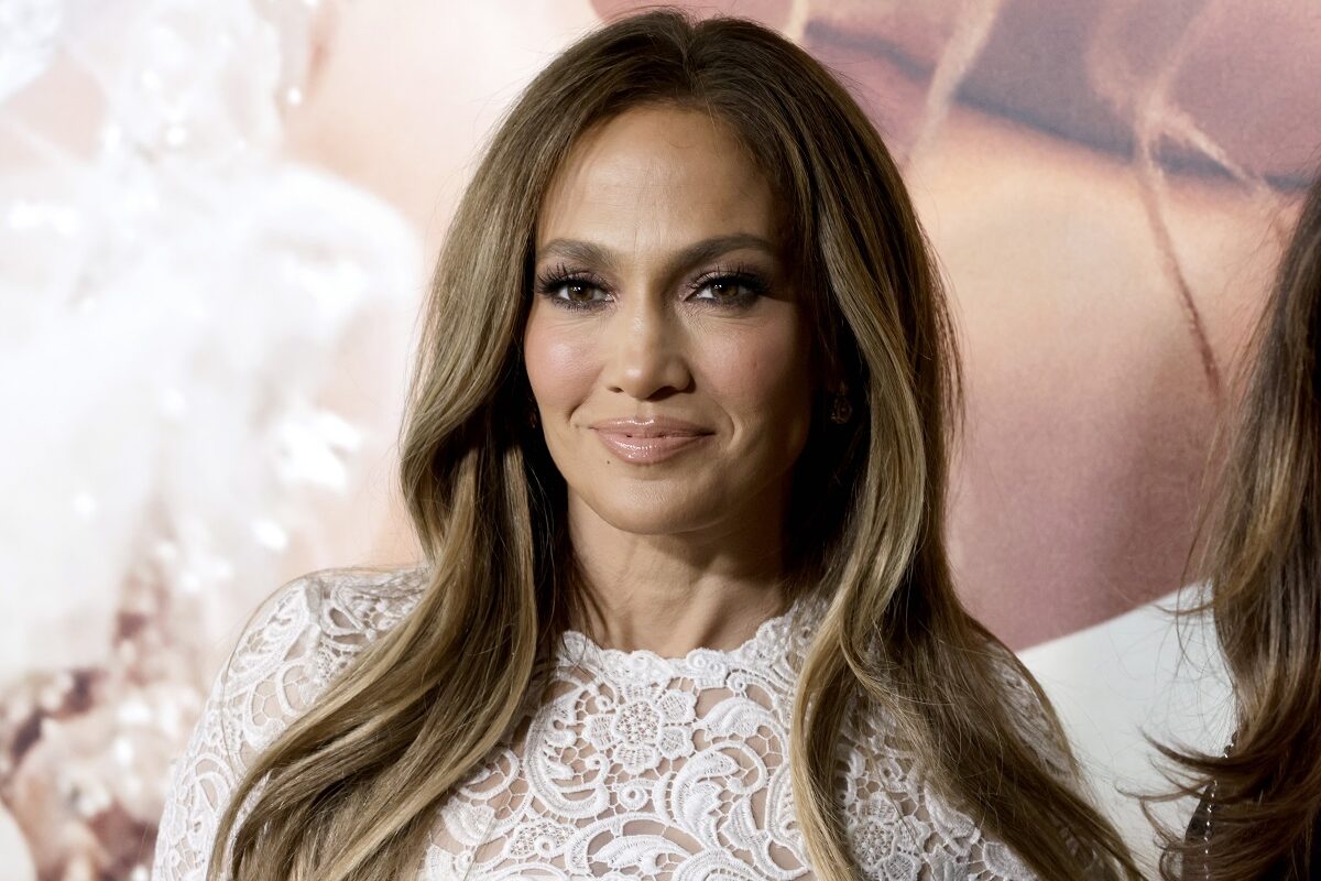 Jennifer Lopez îmbrăcată într-o rochie albă din dantelă