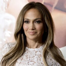 Jennifer Lopez îmbrăcată într-o rochie albă din dantelă