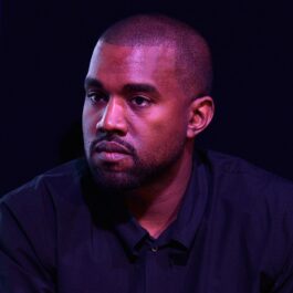 Kanye West îmbrăcat cu o cămașă neagră