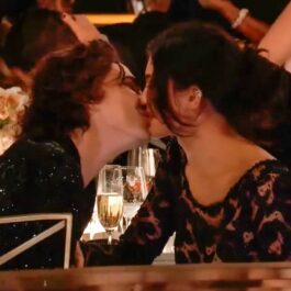Kylie Jenner și Timothée Chalamet în timp ce se sărută la Globurile de Aur 2024