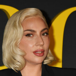 Lady Gaga a fost surprinsă cu un look elegant. Ea a ales și un machiaj simplu și discret