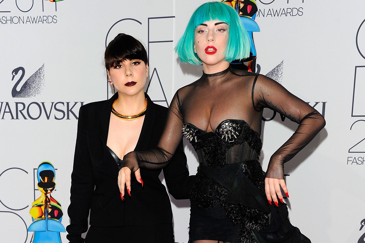 Natali Germanotta și Lady Gaga îmbrăcate în ținute negre
