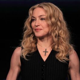 Madonna îmbrăcată într-o rochie neagră fără mâneci