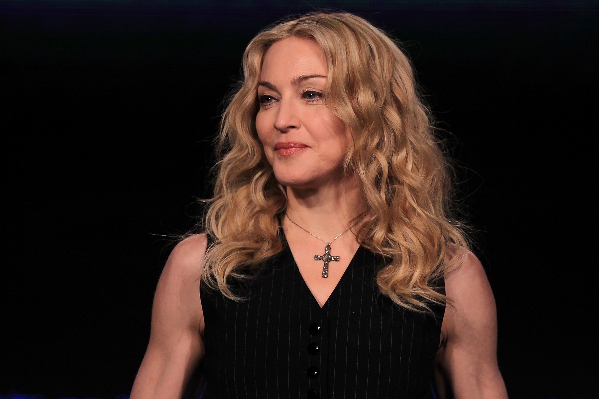 Madonna îmbrăcată într-o rochie neagră fără mâneci