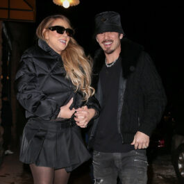 Mariah Carey și-a arătat formele voluptoase într-o fustă scurtă și geacă neagră, asortată