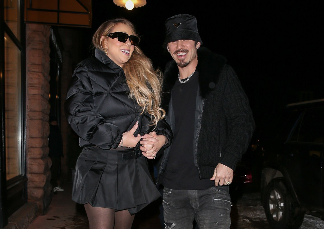 Mariah Carey și-a arătat formele voluptoase într-o fustă scurtă și geacă neagră, asortată