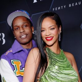 Rihanna îmbrăcată într-o ținută verde ținută în brațe de ASAP Rocky îmbrăcat într-un training mov