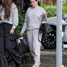 Selena Gomez a fost fotografiată fără machiaj. A ales o ținută lejeră, gri. Pe mână vea o geantă neagră