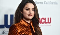 Selena Gomez îmbrăcată cu o ținută catifelată maronie