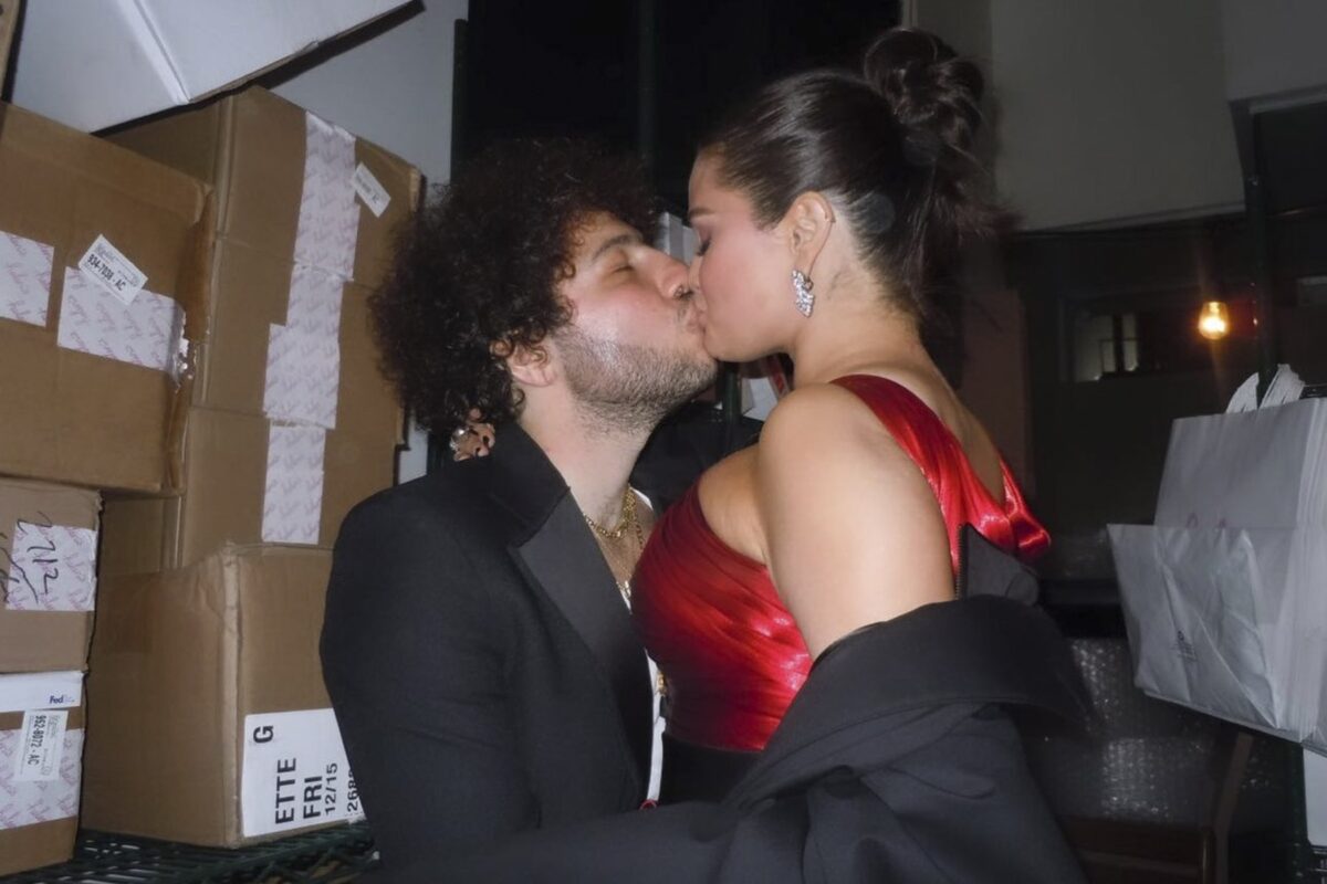 Selena Gomez și Benny Blanco au strălucit împreună la Premiile Emmy 2023. Producătorul i-a trimis un pupic Selenei în timp ce ea pășea pe covorul roșu