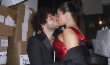 Selena Gomez îmbrăcată într-o rochie roșie sărutându-se cu Benny Blanco îmbrăcat într-un costum negru