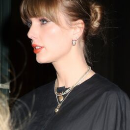 Taylor Swift a purtat o rochie neagră și și-a prins părul într-un coc