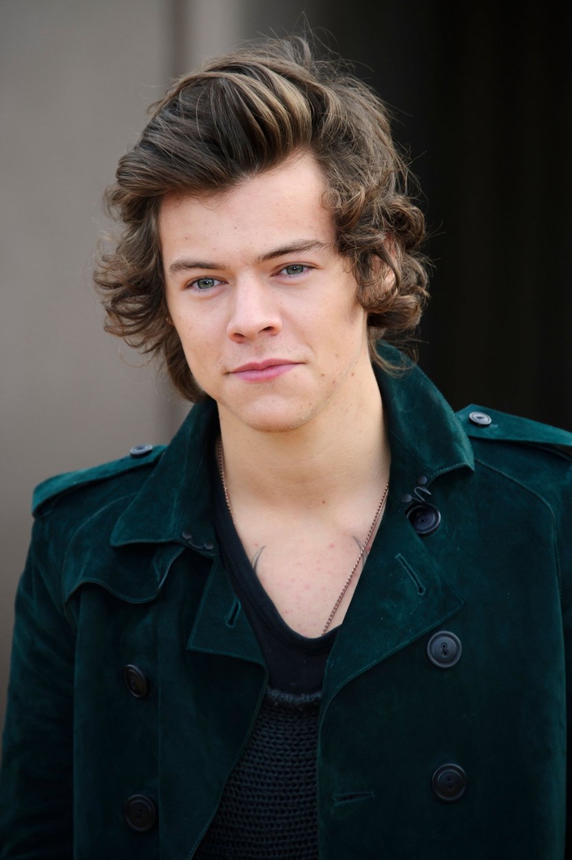Top cele mai bune piese interpretate de Harry Styles. Este stradă și poartă un palton elegant, negru / Profimedia Images