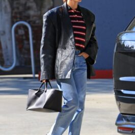 Hailey Bieber, în haine casual, în Beverly Hills